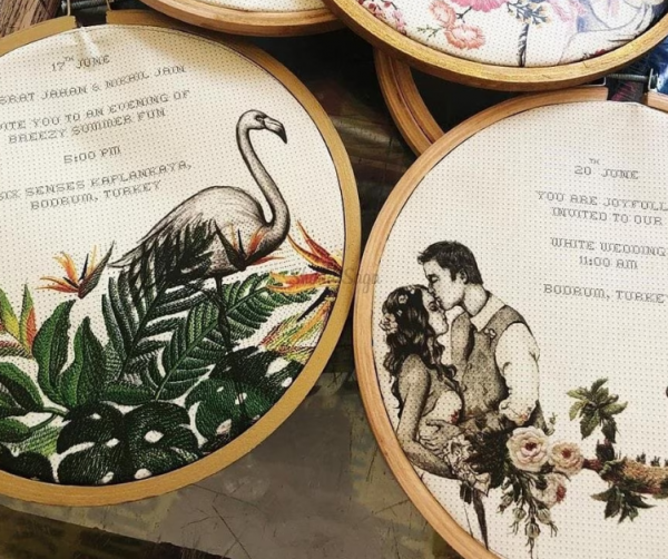 Desain undangan dengan bordiran tangan yang indah